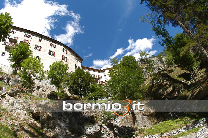 I Bagni Vecchi di Bormio immersi nel parco