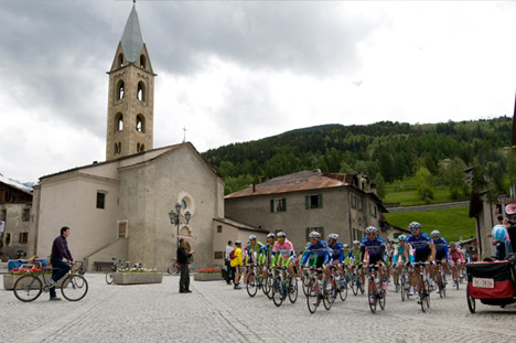 Passaggio del Giro d'Italia nel centro di Bormio